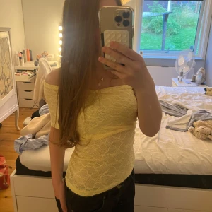 Gul spetstop - Jättesöt oanvänd top som passar perfekt nu till sommaren! Lappen är borta så vet tyvärr inte var den är köpt. Skriv för fler bilder eller frågor!
