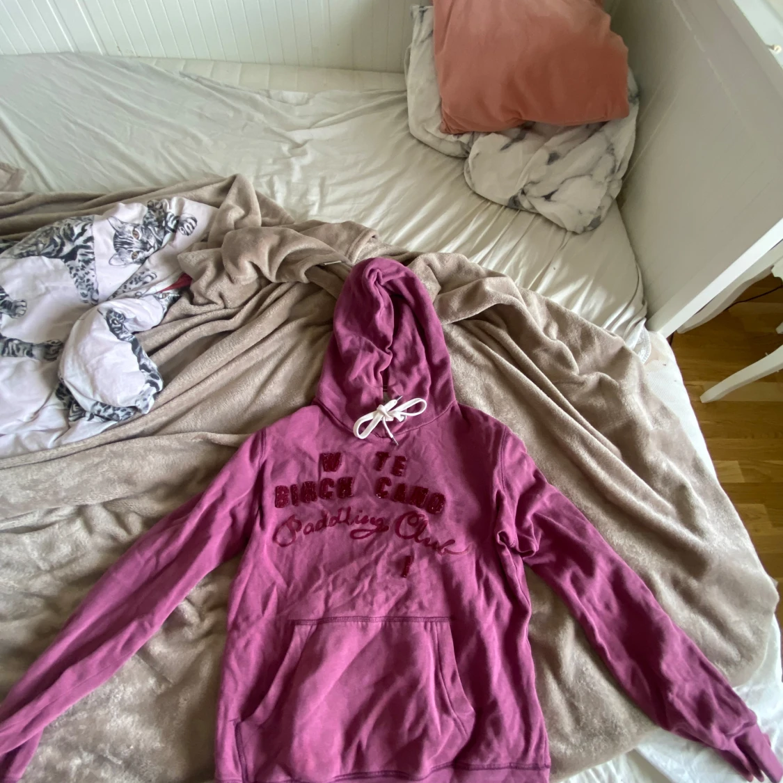 Rosa hoodie med glittertext