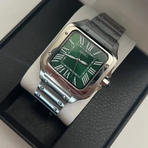 Seiko Santos mod grönt - Nu är denna gröna Seiko Santos-mod färdigbyggd och till salu! (Custom-made.) Diameter: 38 mm | Automatiskt NH35A-urverk | Safirglas (reptåligt) Klockfodral & verktygskit ingår. Övriga frågor? DM! 