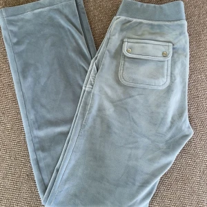 Ljusblåa juicy byxor💗 - Säljer ett par ljusblåa juicy byxor i stl S. Bara använda ett fåtal gånger, så i väldigt nya skick!💓 nypris: ca 1200kr