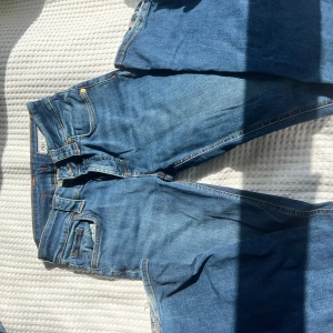 Mörkblåa bootcut jeans från Zara  - Mörkblåa bootcut jeans från Zara! 
