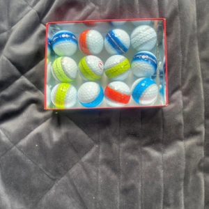 Taylormade softresponse och tp5 A klass. - Det här är inte en bok, utan en ask med golfbollar i olika färger. Perfekt för dig som gillar sport och vill ha snygga bollar till golfbanan. Färgglada och coola – gör dig redo för nästa runda!