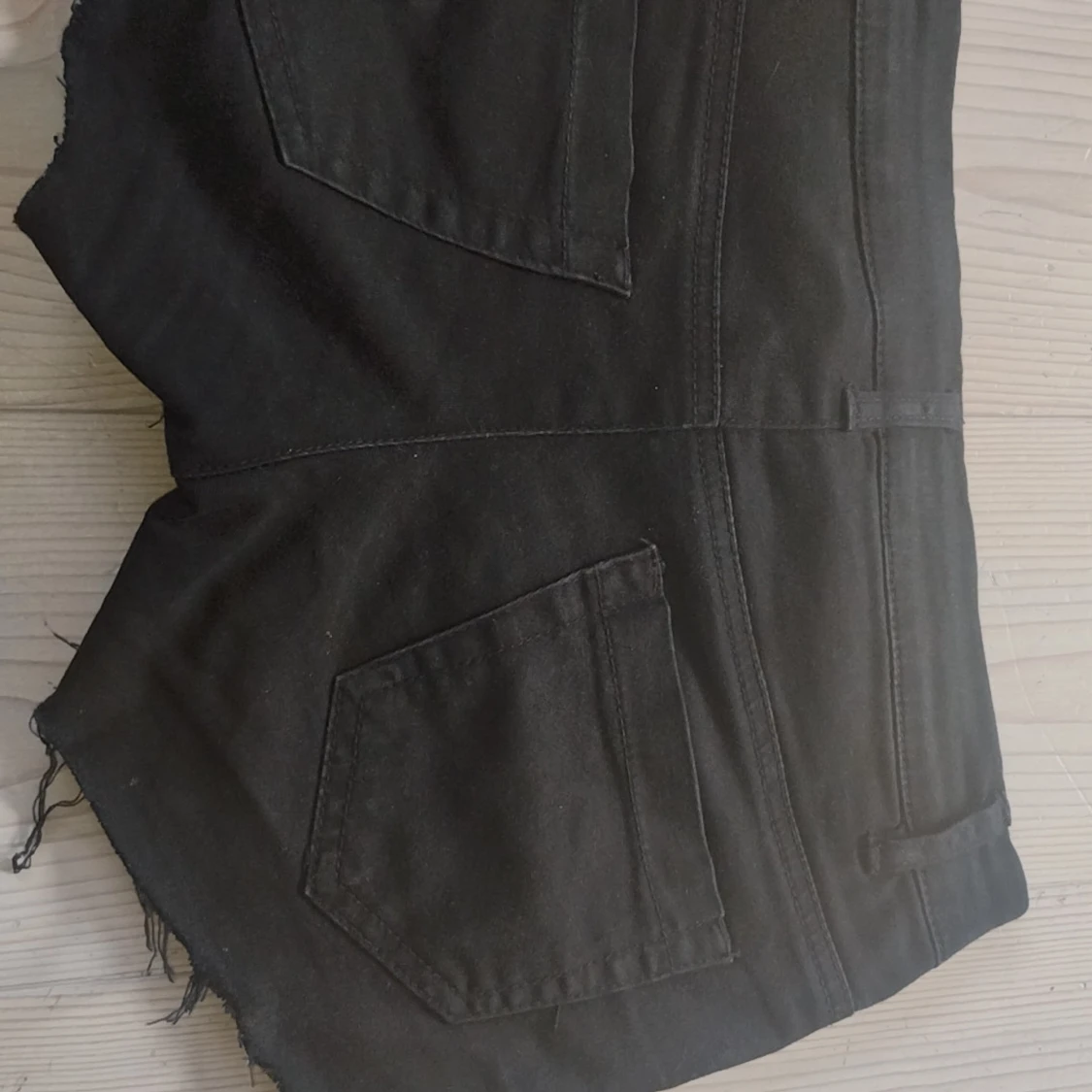 Svarta lågmidjade jeans shorts  - 1