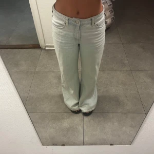 Blå jeans - Jätte najs ljusblå jeans (liten skrynkliga på bilden🫣), inga defekter💖💖