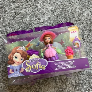 Disney Sofia Garden Adventure - Följ med prinsessan Sofia på ett trädgårdsäventyr! Den här färgglada leksaksboken innehåller Sofia-figur, tillbehör och trädgårdstema – perfekt för dig som gillar magiska berättelser och äventyr. Passar dig som älskar Disney och fantasifulla lekar.