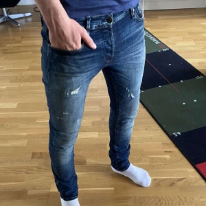 Slim Glenn jeans från Jack & Jones - Säljer ett par riktigt feta jeans från jacka and Jones i modellen Glenn, skriv om du har några frågor eller funderingar!!!