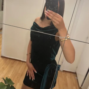 Mörkgrön sammetsklänning offshoulder - Superfin och elegant klänning i mörkgrön sammet från Pearl London. Off-shoulder med figurnära passform, perfekt till fest, middag eller speciella tillfällen. Använd 1 gång – i nyskick! Storlek: XS/S Nypris: ca 900 kr Mitt pris: 400 kr (kan diskuteras vid snabb affär) Finns i Stockholm, kan mötas upp eller skickas!