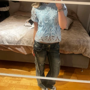 Lågmidjade Jeans  - Asss najs jeans me cool detalj på sidan 