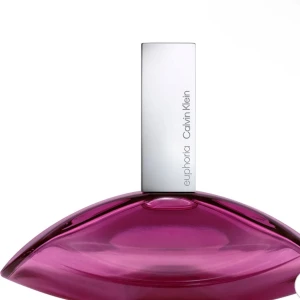 Calvin Klein Euphoria parfym 100ml - Euphoria från Calvin Klein är en ikonisk parfym i en snygg, lila glasflaska med futuristisk form och silverfärgad metallkork. Doften är fräsch och träig med blommiga inslag, perfekt för dig som vill sticka ut och få komplimanger. 100ml kartong medföljer 