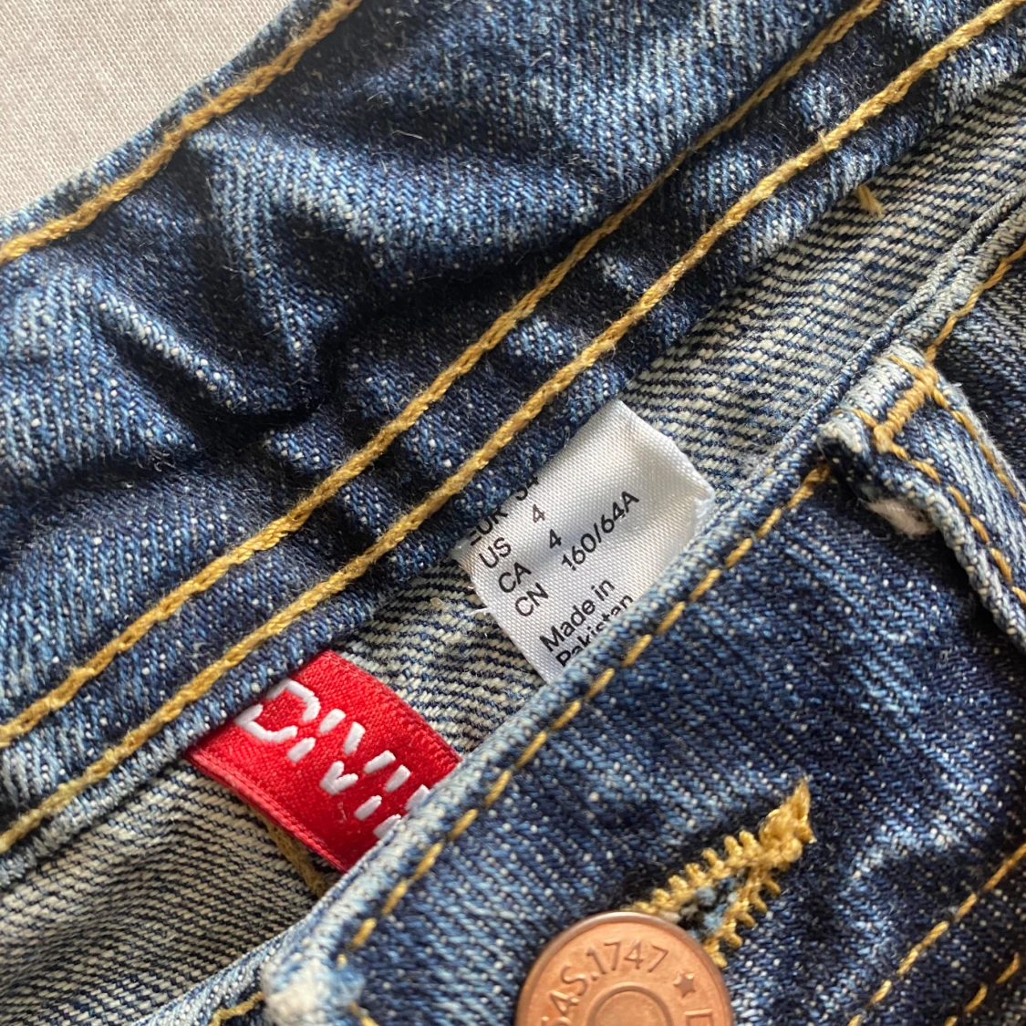 Blå low waist jeansshorts från Divided - 2