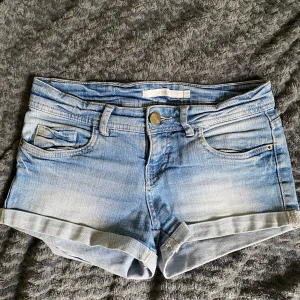 Lågmidjade jeansshorts  - Ett par supersnygga jeansshorts som jag tyvärr behöver sälja vidare då de inte passade mig i midjan! Meddela om ni har frågor eller relevanta prisförslag🫶🫶