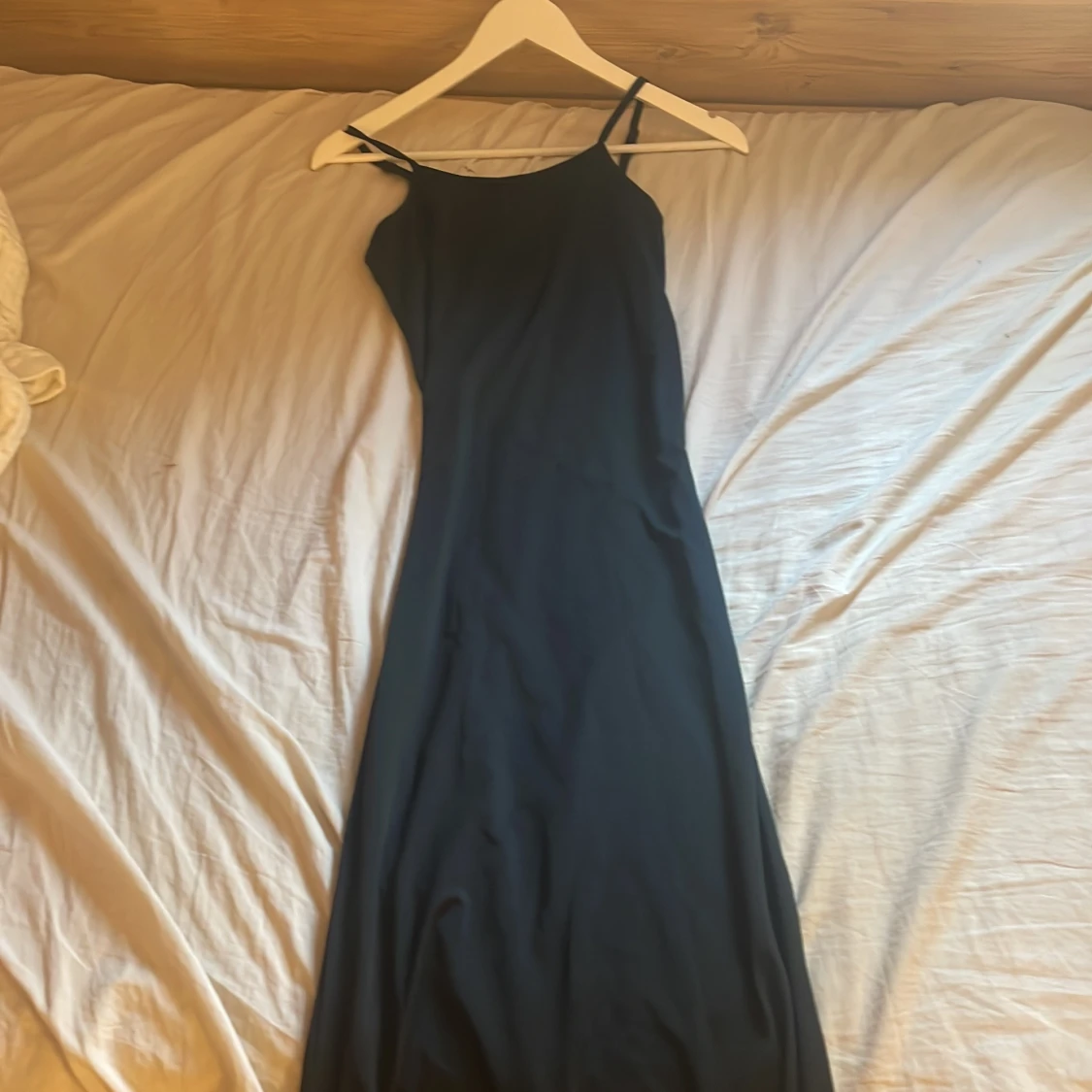 Svart långklänning med smala axelband