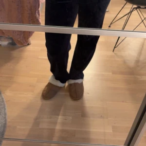 Svarta mjukisbyxor Juicy Couture - Mysiga svarta mjukisbyxor från Juicy Couture med klassisk rak passform. Byxorna har resår i midjan och är gjorda i mjukt material som känns skönt mot huden. Perfekta för chill dagar hemma eller när du vill vara extra bekväm.