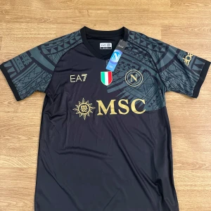 Napoli tredjeställ för säsong 23/24 - Väldigt unik och snygg Napoli tröja från säsongen 2023/24 med EA7 som sponsor. Helt ny!