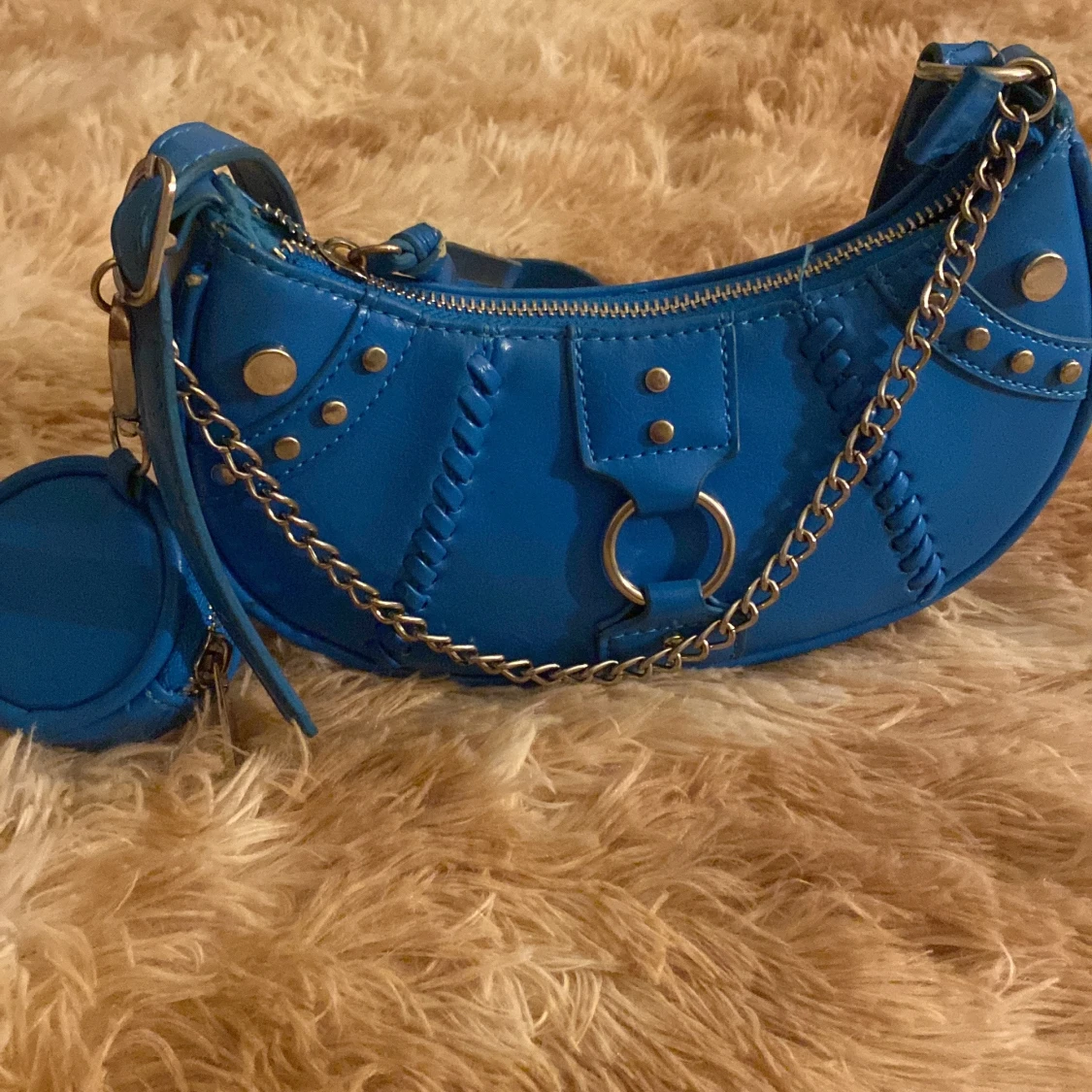 Blå axelväska med kedjedetalj