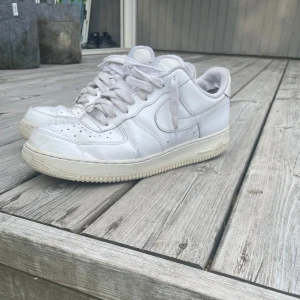  Nike Air force 1 - Säljer ett par Air force 1s. använts ganska mycket sen de köptes. Storlek 45,5. Kontakta vid funderingar.