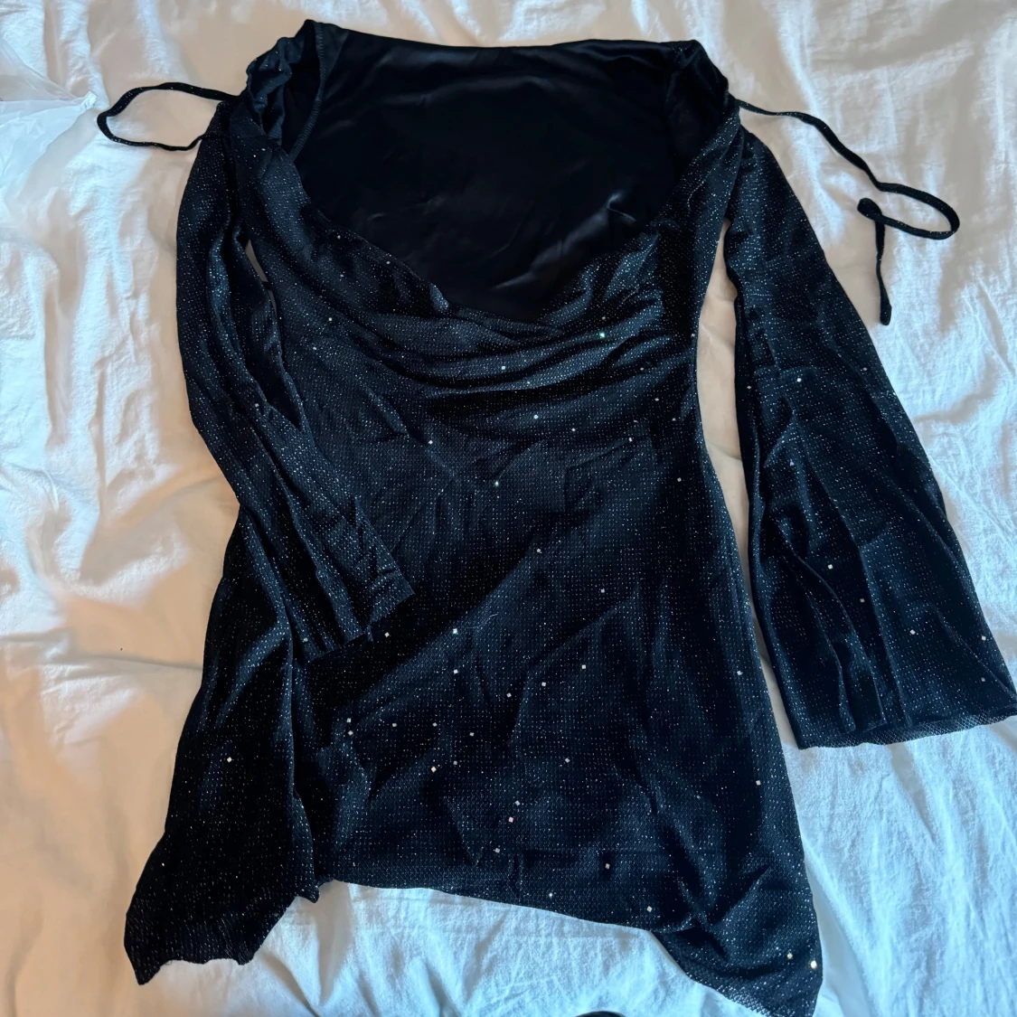 Glittrig kort klänning  - 1