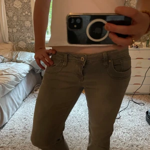 ltb jeans - Snygga gråa jeans från LTB i modellen Valerie med bootcut. Jeansen har låg midja och är i storleken w26 L30. De är helt nya med prislappen på.                                                                                 skriv om ni har frågor!🥰🥰