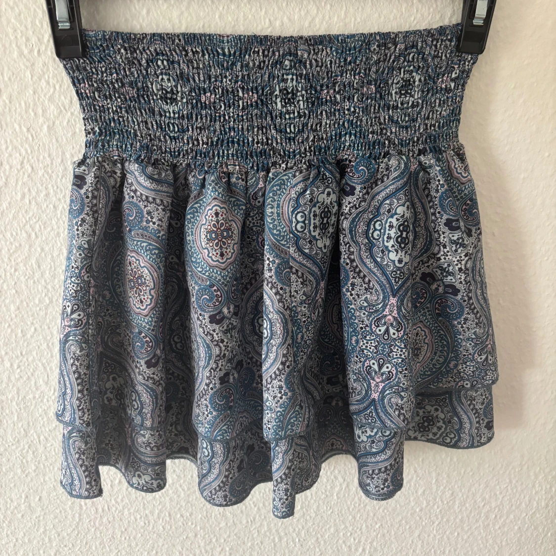 Blå paisleymönstrad kortkjol