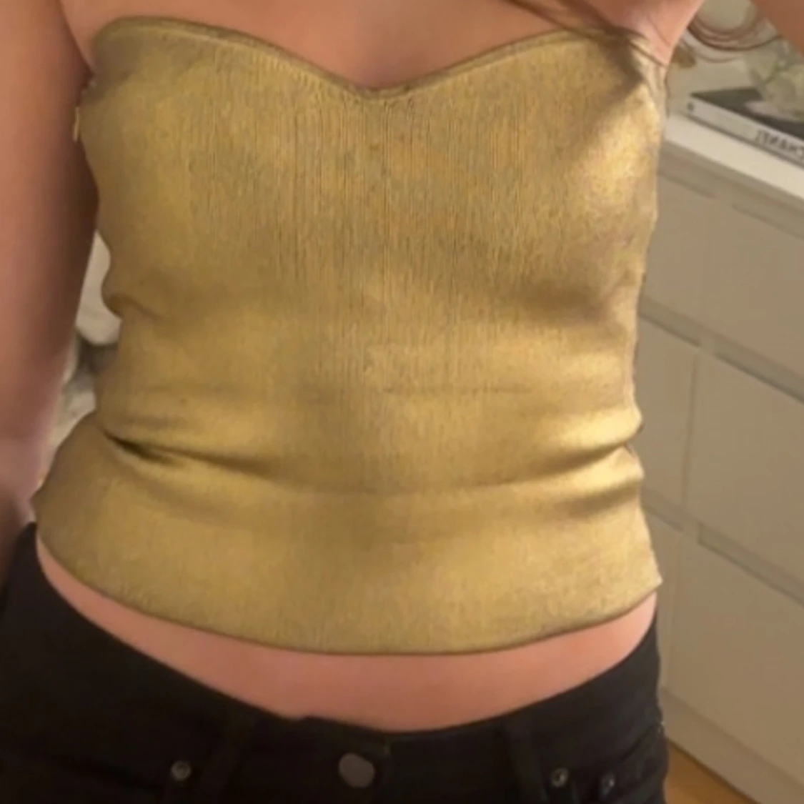 Guldig axelbandslös tubtopp