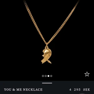 Maria Nilsdotter halsband silver - Guldiga halvhjärtat från maria nilsdotter, för fler bilder skriv privat. (Skickas utan ask då jag säljer denna och andra halvan separat och vara har en ask) pris går att diskutera. Helt perfekt skick. 40cm kjedja. Nypris 4295 då man köper i sett så säljer för hälften.