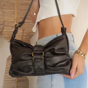 Zara Axelremsväska - Såå snygg (slutsåld) axelremsväska från Zara! Helt oanvänd, bandet är justerbart!