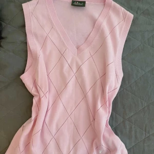 Rosa stickad väst från Peak Performance - Snygg rosa stickad väst från Peak Performance. Superfin och jättebra skick. Den är unik och finns inte att köpa. 