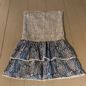 Gina klänning - Smockad tubklänning med volanger från Gina Tricot storlek 170 