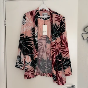 Kavaj Karen by Simonsen - Ny med prislappen kvar.. Lite mjukare mer böljande material än vanligt kavajtyg. Inga knappar utan bara slag. Snygg till både vardag och fest. Nypris 1599 kr. 