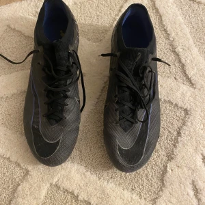 Nike air zoom mercurial vapor 15 Elite AG Shadow - Hejsan! Säljer nu mina gamla dojor som har funkat utmärkt för mig nypris för dessa är 3149kr, detta är elit varianten och därmed bra kvalitet, de är konstgräsdubbar på skorna men funkar utmärkt att spela på vanligt naturgräs!  Hör av er om ni har några frågor!  MVH Leo