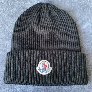 Moncler Mössa  - Svart Moncler mössa i storlek Onesize!  Använd ett fåtal gånger under korta perioder!  Helt fräsch och kommer från ett hem utan husdjur samt rökfritt!  Vid köp så packar jag och skickar din beställning samma dag eller dagen efter beroende på vad klockan är vid köpet! 😊  Vid fler frågor - Tveka inte på att skriva så svarar jag så fort jag har möjlighet! ⭐️