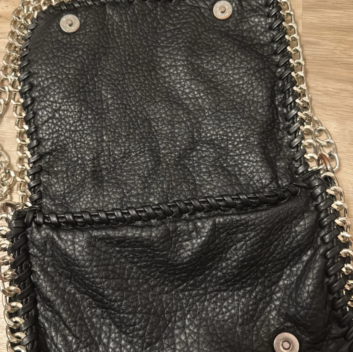 Svart axelväska med kedja från Tiamo - 1