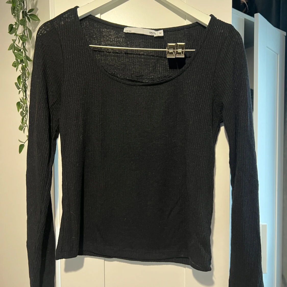 Svart ribbad långärmad topp med spets