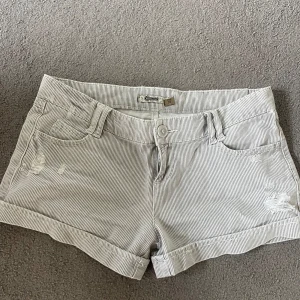Randiga shorts  - Fiina shorts från stradivarius!! Jättesöta och fina randiga!!!