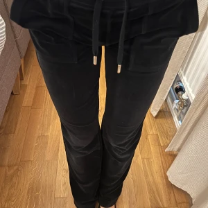Juicy Couture byxor stl Xs - Säljer dessa svarta Juicy Couture byxor då de ej kommer till användning.  