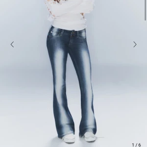 Lågmidjade bootcut jeans från Cheap Monday - Snygga blå bootcut jeans från Cheap Monday. Sparsamt använda. Storlek 29/32 (tum storlek) Passar mig som brukar ha 26-28 i midjan och 32-34 i längden