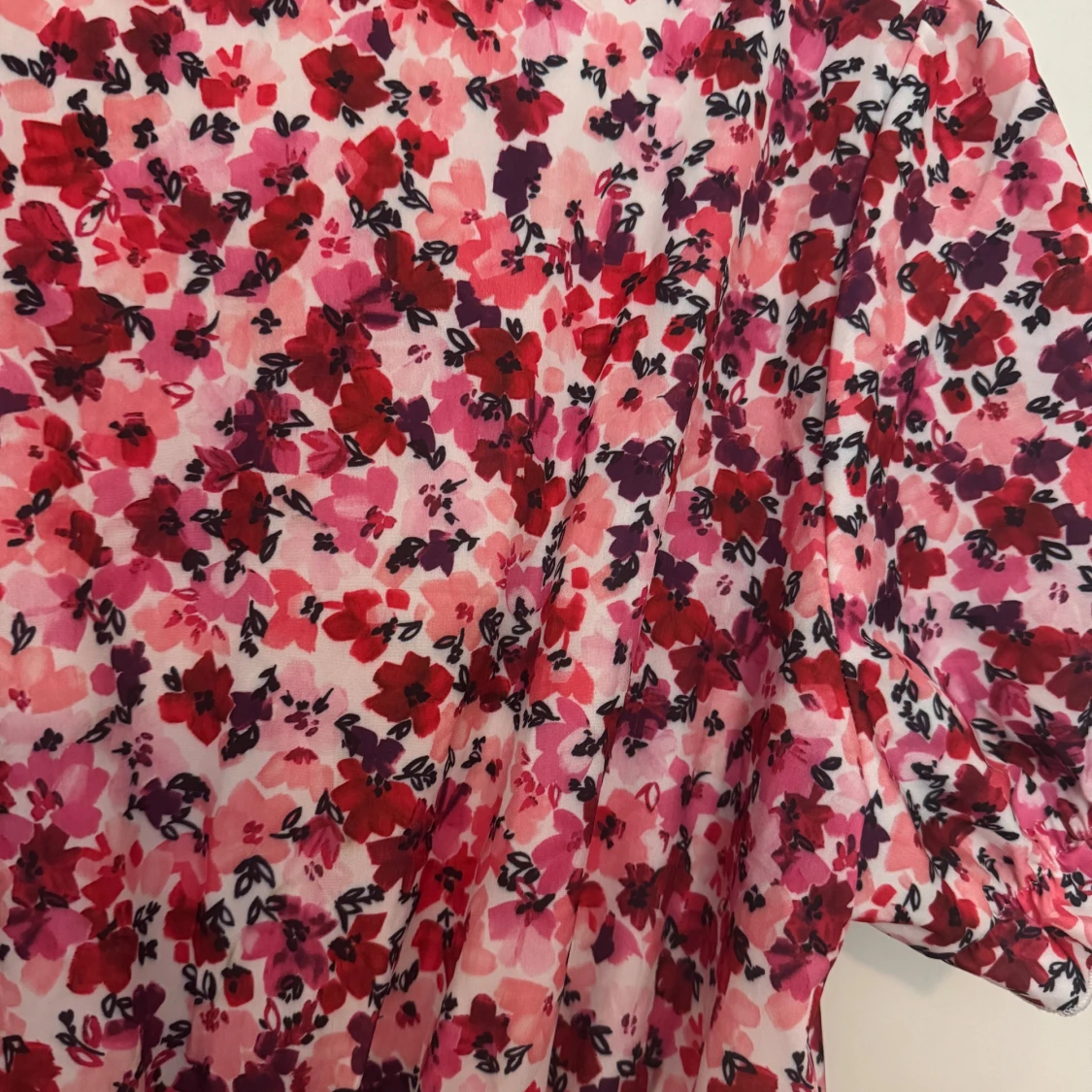 Blommig långklänning med v-ringning - 2