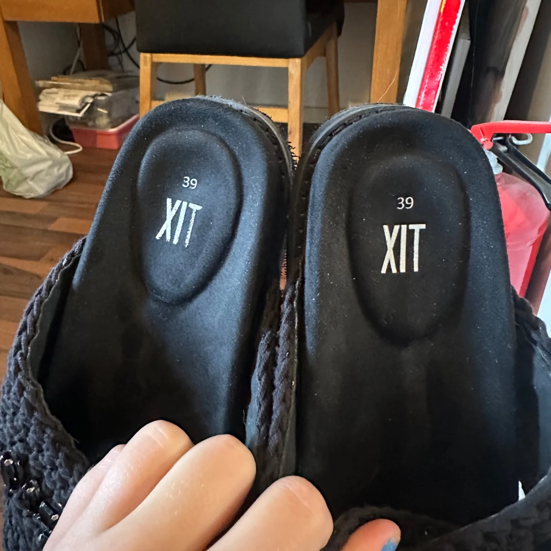 Svarta sandaler med pärldetaljer från XIT - 3