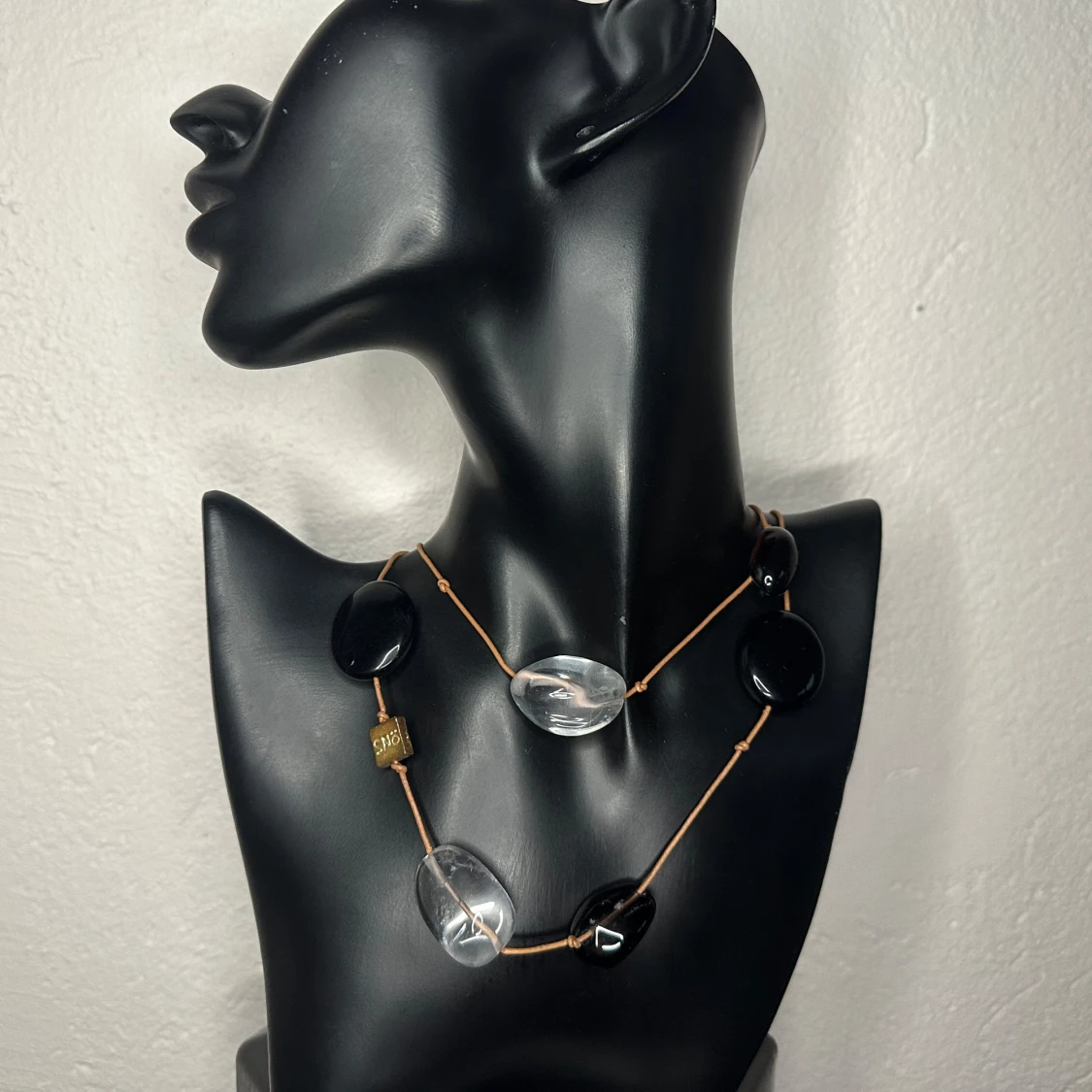 100 cm långt vintagehalsband från SNÖ of Sweden med läder & äkta ädelstenar - Bergskristall, svart onyx & rökkvarts - Med originalask & tag