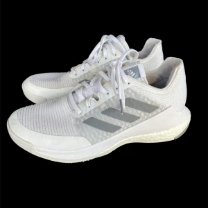Innebandy skor Adidas - Fräscha vita Adidas inneskor, skapade just för innebandy. Skorna är vita med silvriga adidas ränder på sidorna. Sulan är dämpad och ger bra stöd, och skorna är riktigt bekväma och gjorda att springa i. Om ni har några funderingar är de bara att slänga iväg ett pm. Pris går att diskutera.