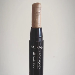 förra isadora contour stick - väldigt krämig contour stick ifrån isadora i färgen ”30”. den har en inbyggd borste som är superbra men har tyvärr tappat bort locket till den sidan.🤎✨