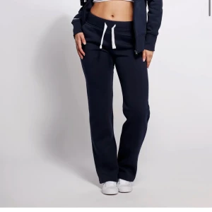 Russemerch byxor - Säljer dessa mörkblåa mjukisbyxorna från russemerch då jag råkade köpa dupletter. Dem är helt oanvända💕Pris kan diskuteras!