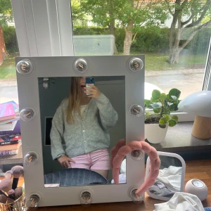 Rosa jeans shorts 🩵 - assnygga shorts från hm köpta på Plick men säljer då de inte kommer till användning, priset kan diskuteras!