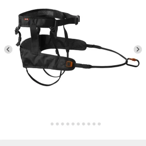 Non-stop Canix Belt 2.0 Large - Säljer ett svart Canix Belt 2.0 från Non-stop i storlek L. Bältet är lätt, justerbart och har smarta spännen samt en orange karbinhake framtill. Perfekt för när man springer eller går promenader med hund och sitter bekvämt runt höften. Kommer i original meshpåse. Endast testad inomhus, helt ny med lapp kvar. Nypris 1099:-