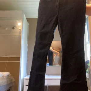 Mörkblå jeans från Only Carmakoma - Snygga mörkblå jeans från Only Carmakoma i klassisk femficksmodell. Jeansen är boot cut och normal passform, med kontrastsömmar och midja som sitter skönt. Perfekta till sneakers eller boots och funkar året runt.