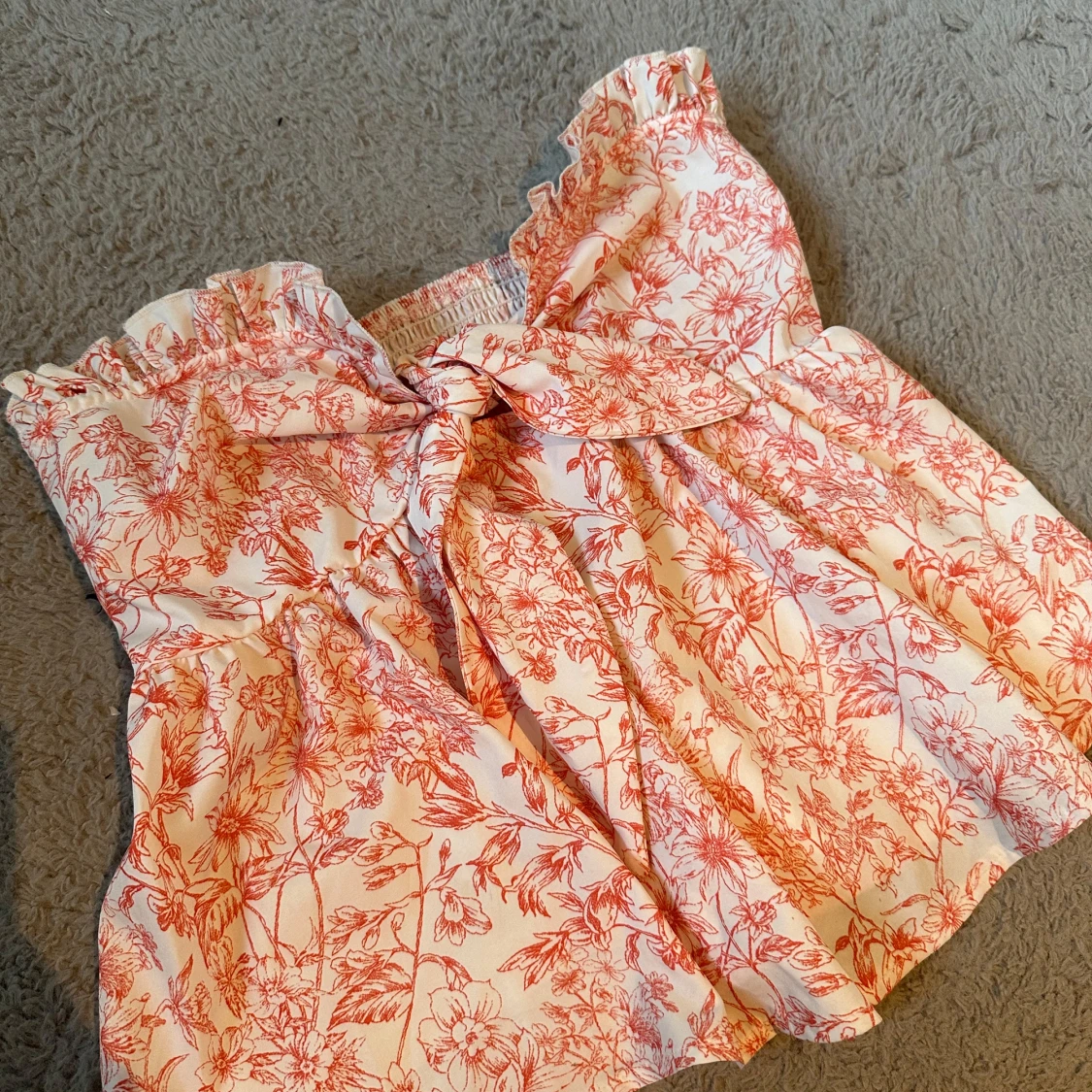 Blommig tubtopp med rosett