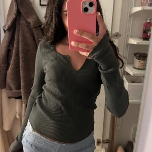 Mörkgrön ribbad långärmad tröja - Mörkgrön långärmad tröja. säljer för att den inte kmr till användning! 