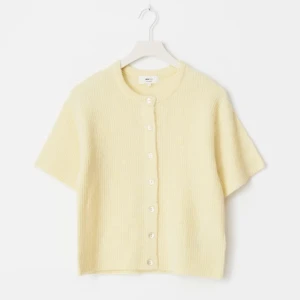 Kortärmad stickad tröja - Säljer superfin kortärmad stickad tröja med knappar från gina tricot!! aldrig använd💞