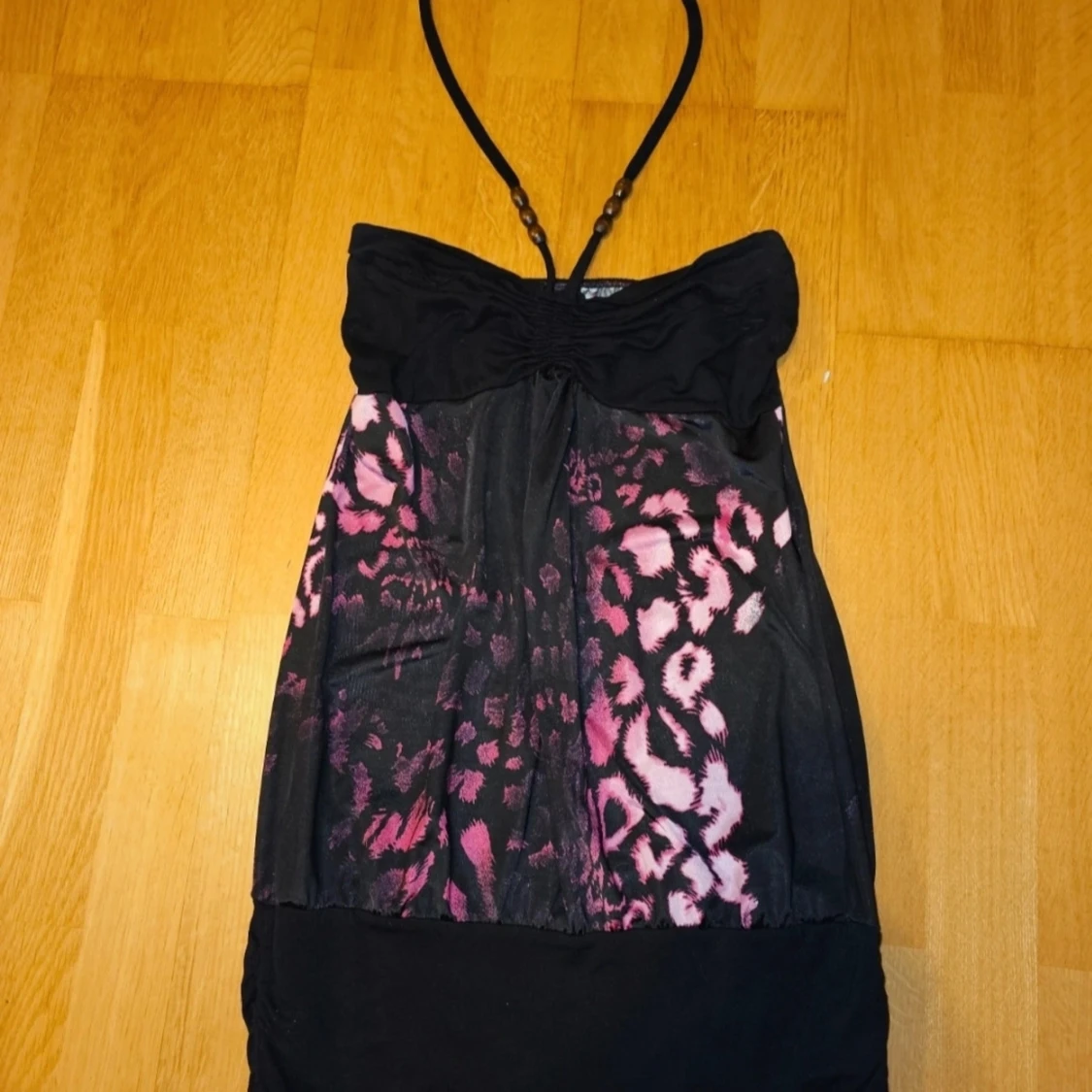 Svart kort klänning med rosa leopard