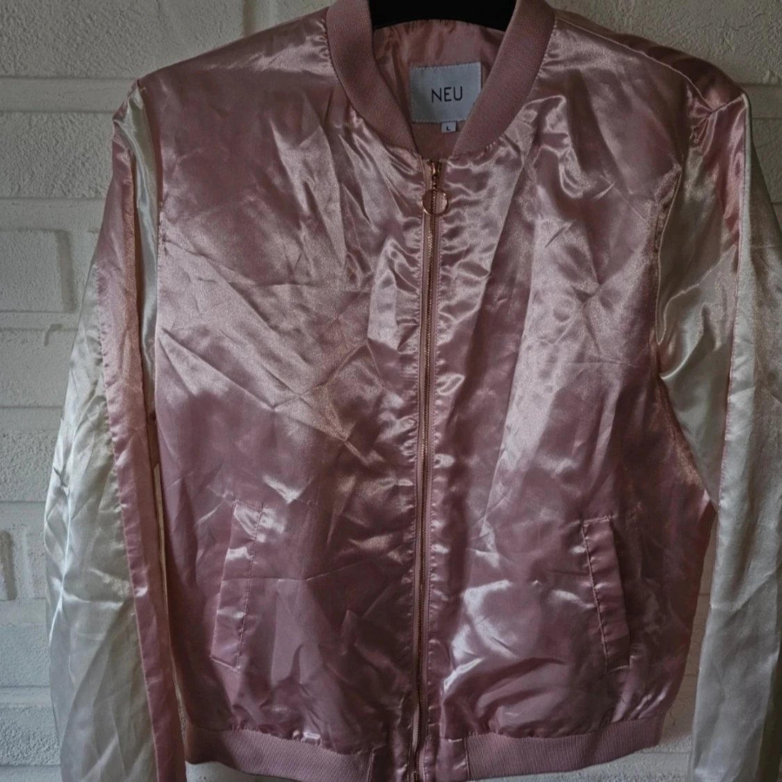 Rosa satin bomberjacka från NEU